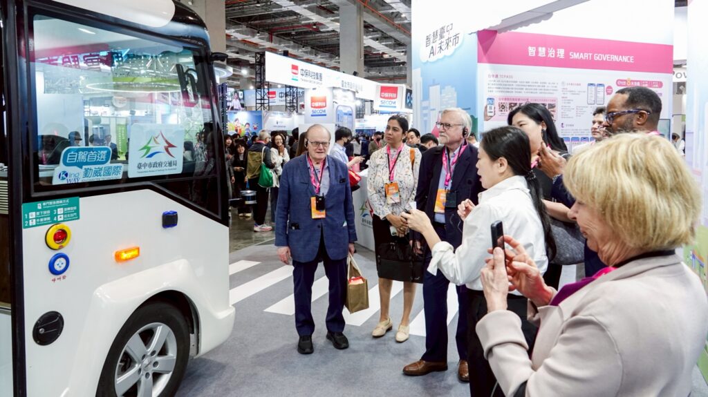 台中「AI未來市」南港開展 吸引國內外城市關注交流 10 icf%E6%9C%83%E9%95%B7%E7%8E%87%E5%9C%98%E5%8F%83%E8%A7%80%E5%8F%B0%E4%B8%AD%E8%87%AA%E9%A7%95%E5%B7%B4%E5%A3%AB%E7%AD%89%E6%99%BA%E6%85%A7%E8%A7%A3%E6%B1%BA%E6%96%B9%E6%A1%88