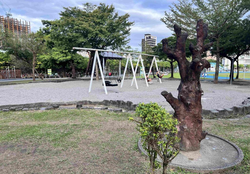 來新北中和森林系親子探索共融公園 擁抱自然安心玩 56 中和錦和運動公園寬闊綠地與沙坑遊戲場,是孩子探索自然的樂園