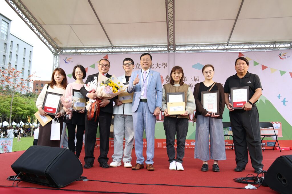 第三屆北大櫻花祭吸引千人入校賞櫻 54 林道通校長右四與今年度優秀職員工合影