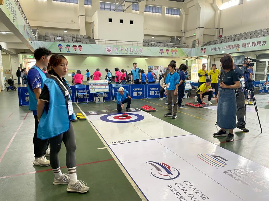 台中首屆議長盃冰壺賽 「冰上西洋棋」掀跨世代體壇熱潮 42 07高齡80依然活躍