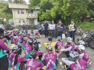 單車環臺熱血行經玉里 警前進休息站 強化防詐與交通安全 24 %E4%BA%8C 45