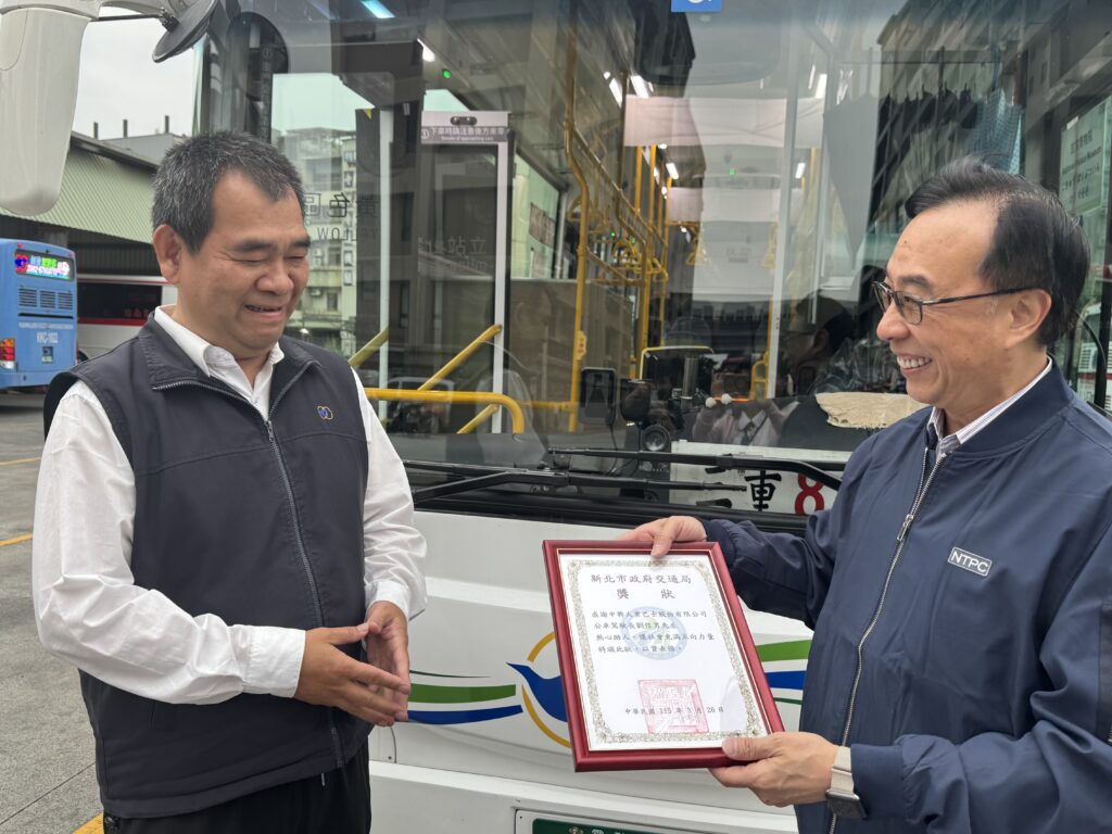 公車停下的那一刻 感謝駕駛長在第一時間的機警反應與沉著應對 26 交通局副局長曾招雄(右)今天頒發獎金、獎狀,感謝駕駛長劉信男在關鍵時刻挺身而出