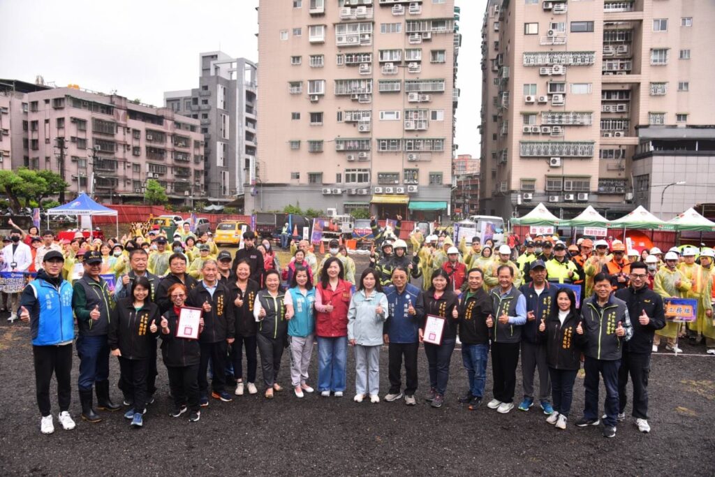 公私協力築起安全防護網! 區長楊薏霖親自領軍 模擬颱洪地震實戰提升全民防災韌性 33 1243234