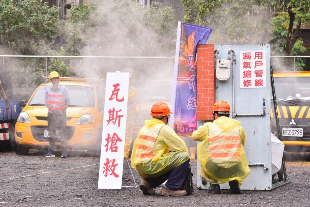 公私協力築起安全防護網! 區長楊薏霖親自領軍 模擬颱洪地震實戰提升全民防災韌性 34 1243236