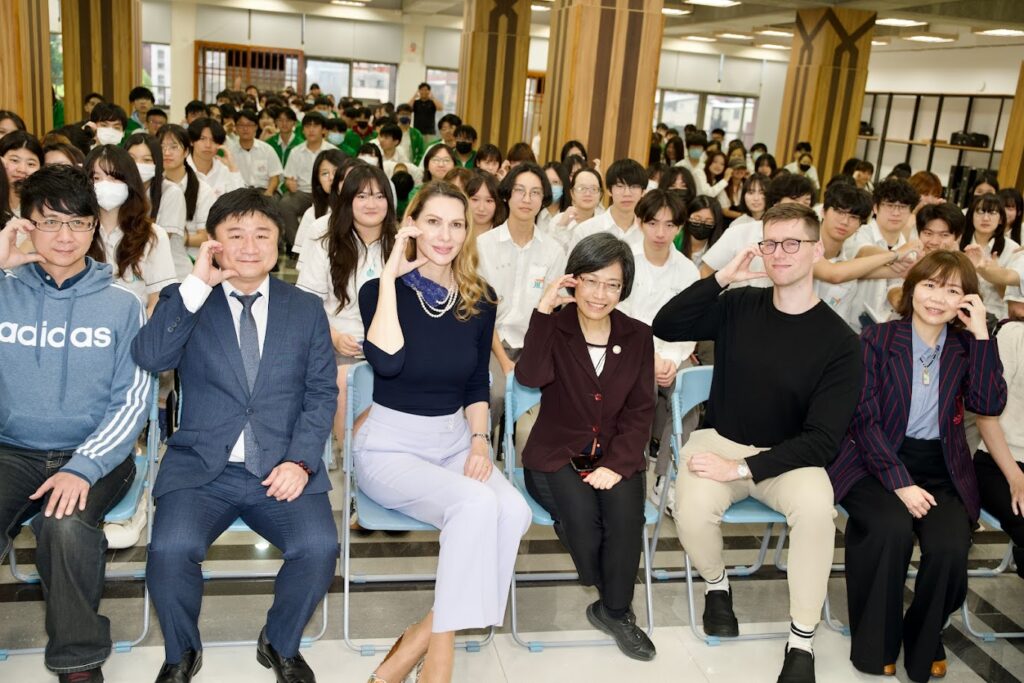 斯洛伐克代表蘭若馨進校園 新北「大使開講」引領樟樹實中學子接軌國際 19 蘭若馨代表與樟樹實中師生合影留念 1