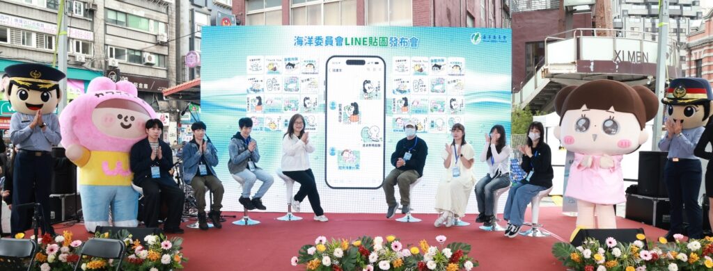 「讓我們LINE在海洋」貼圖發布會熱鬧登場! 海委會首波海洋貼圖獲熱烈迴響 三天超過38萬次下載 30 圖1管碧玲主委與插畫家利用手機介面對話,示範本次海洋主題LINE貼圖的趣味互動