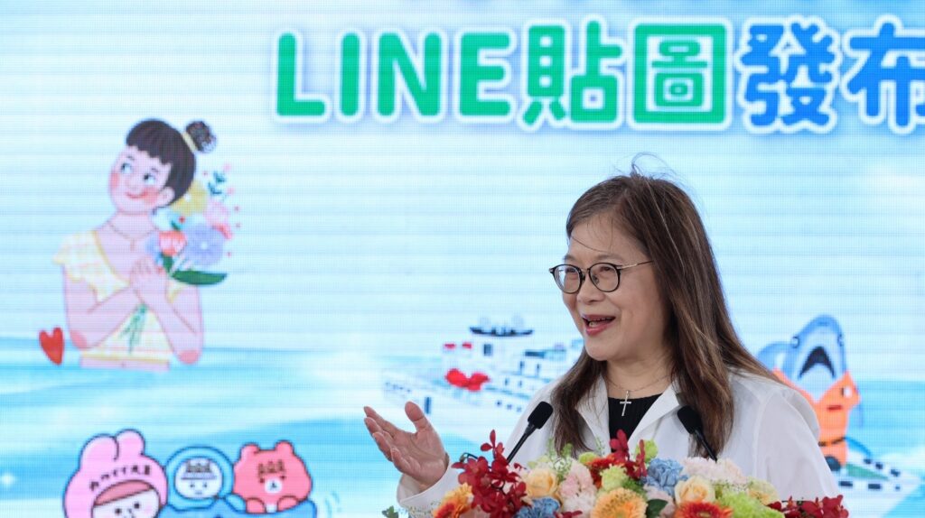「讓我們LINE在海洋」貼圖發布會熱鬧登場! 海委會首波海洋貼圖獲熱烈迴響 三天超過38萬次下載 31 圖2管碧玲主委分享LINE貼圖是她非常喜歡的溝通工具,這次可以邀請多位插畫家創作海洋主題貼圖,感到非常開心。