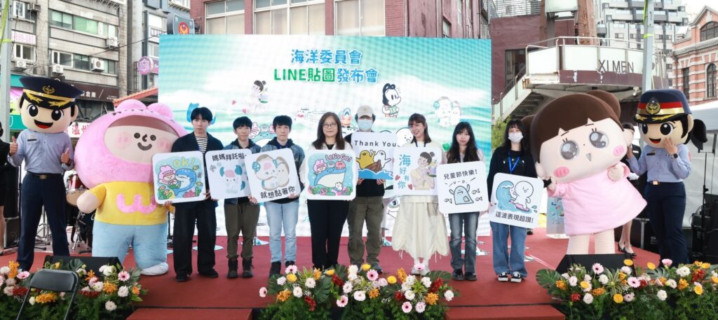 「讓我們LINE在海洋」貼圖發布會熱鬧登場! 海委會首波海洋貼圖獲熱烈迴響 三天超過38萬次下載 33 圖4管碧玲主委左4與插畫家weiweiboy左1、吉文考古左2、3、iyaya左5、33 original右3、昀子右2、寶寶不說右1、人氣人偶啾啾妹、可愛大王及海巡人偶一同合照。