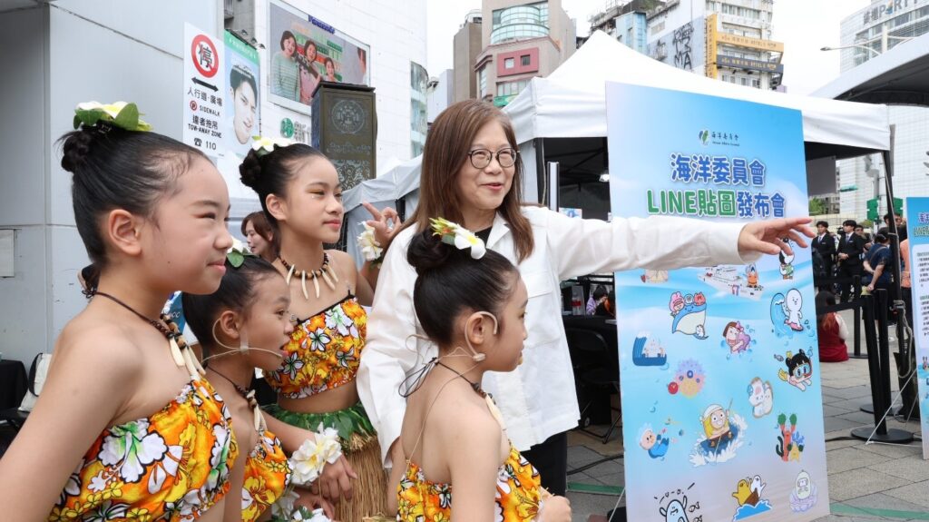 「讓我們LINE在海洋」貼圖發布會熱鬧登場! 海委會首波海洋貼圖獲熱烈迴響 三天超過38萬次下載 34 圖5管碧玲主委向「海洋奇緣」表演團體宜蘭岳明國中小學同學介紹海洋主題LINE貼圖