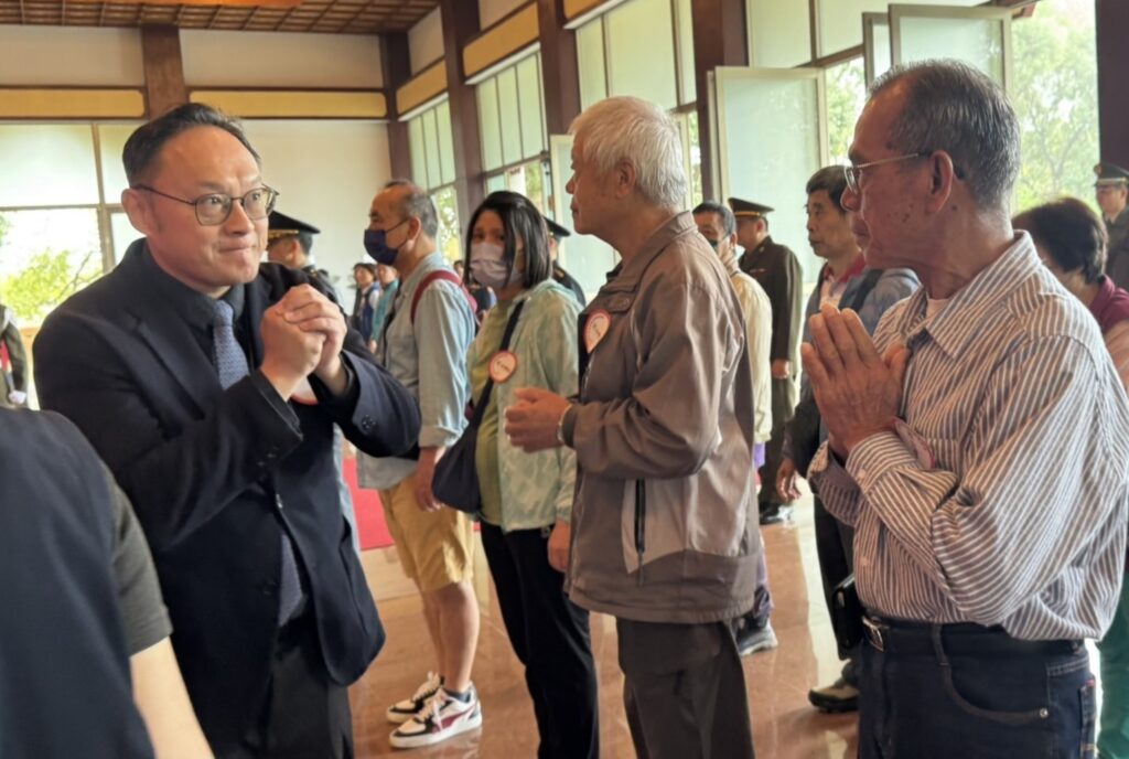 致敬緬懷先烈 中市舉行329青年節春祭國殤典禮 22 鄭副市長向烈士遺族代表拱手致意 0