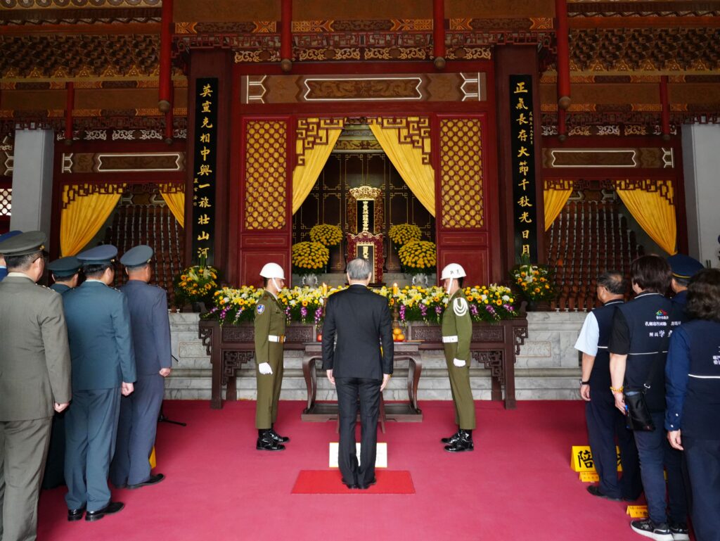 致敬緬懷先烈 中市舉行329青年節春祭國殤典禮 21 黃副市長率領各界代表與烈士遺族家屬共同祭祀追思 0