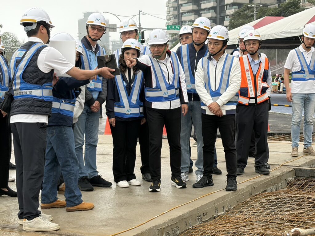 淡海線二期先期工程 無縫銜接淡江大橋 侯友宜:打造關鍵交通動脈 14 市長侯友宜視察鋪軌情形
