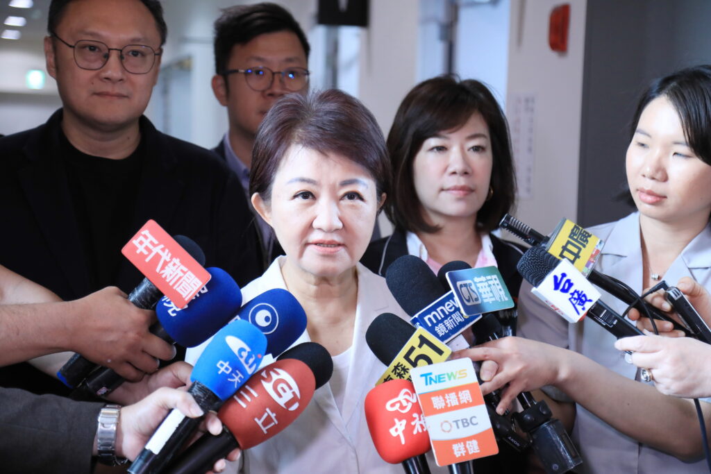 藍台中市長人選江啟臣勝出 盧秀燕暨議會黨團齊祝福 18 恭喜江啟臣