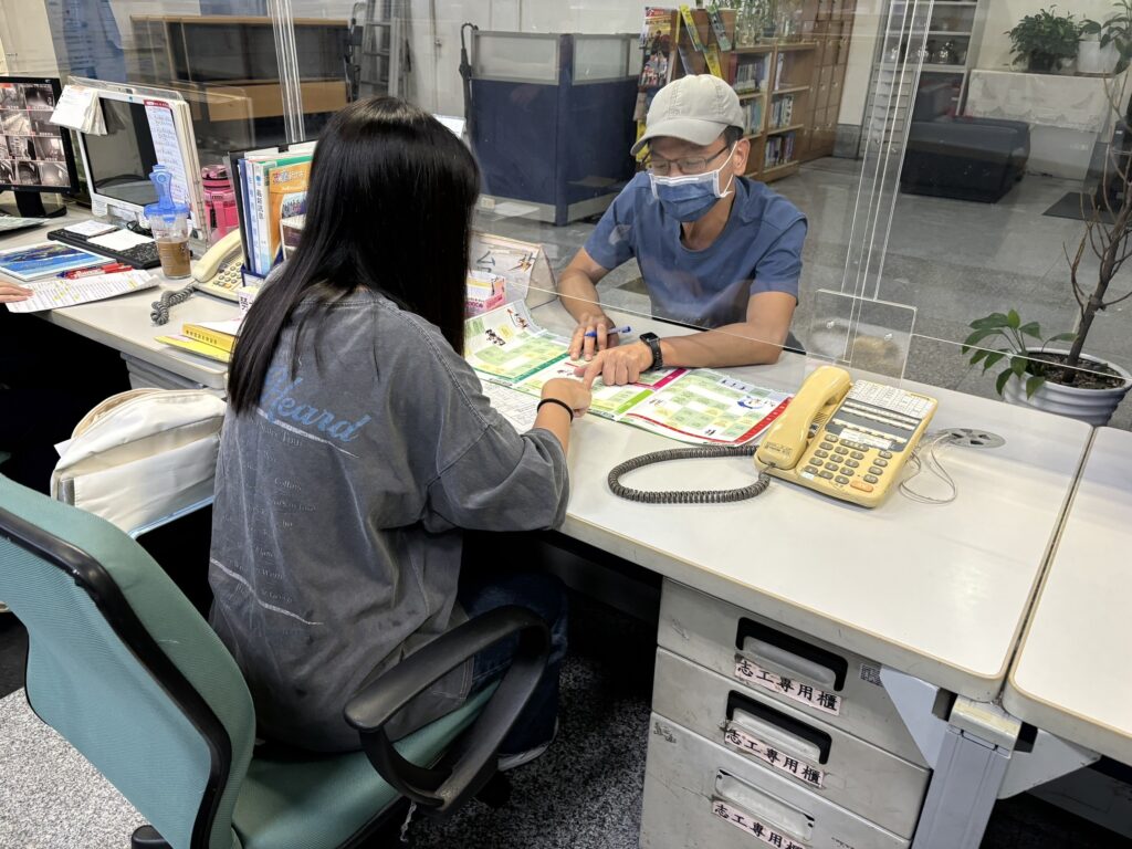 新北市政府暑期工讀300個名額 24 2 參與暑期工讀計畫同學,協助解答民眾問題資料照片