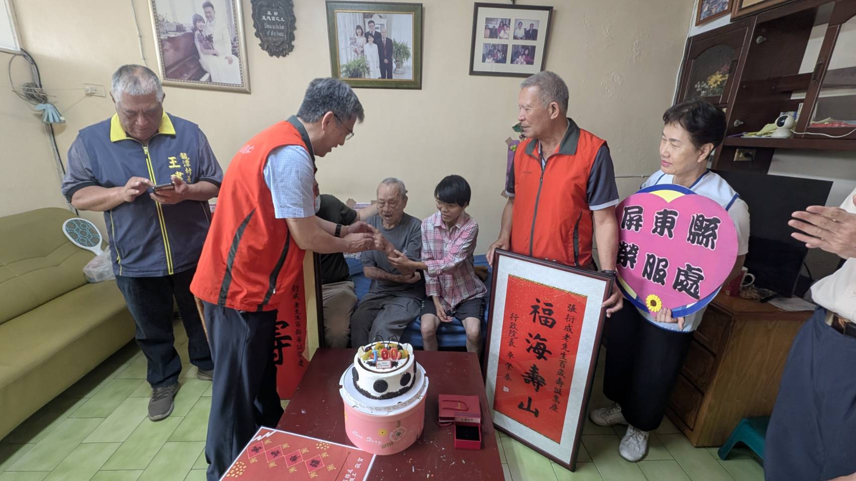 屏東榮服處溫馨祝賀 百歲榮民張衍成壽誕場面感人 14 2