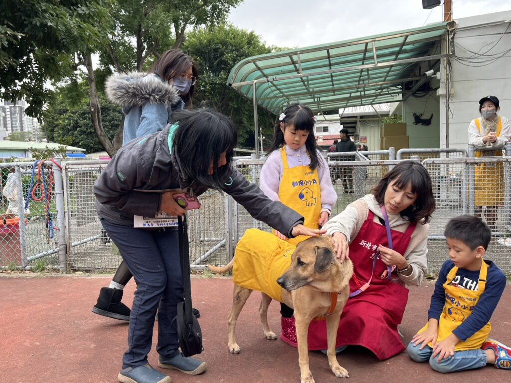 新北「動保小小兵」出動! 兒童節生命教育啟航 結合馬年特展引領孩童學習尊重生命 8 志工協助親子與狗老師互動