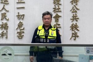 失智老翁外出誤闖上機車引道 士林警積極照護協助返家 45 陳世倫