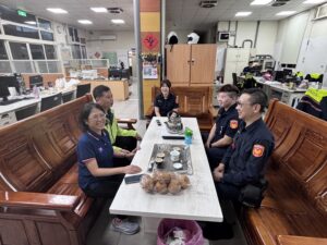 清明連假暖心慰勞 議員致贈點心感謝員警堅守崗位 21 一 22