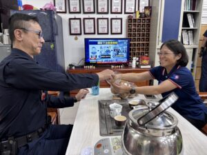 清明連假暖心慰勞 議員致贈點心感謝員警堅守崗位 22 二 9