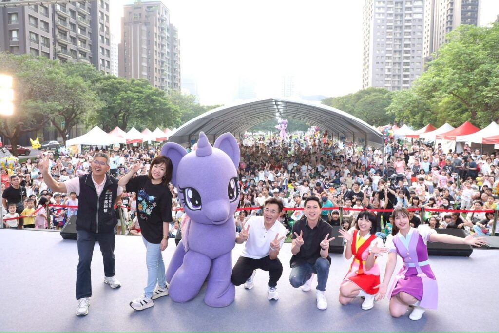 台中夏綠地親子音樂季派對 「彩虹小馬」跨界助陣萌翻全場 39 與現場民眾大合影