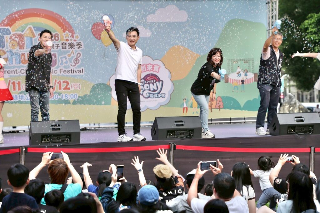 台中夏綠地親子音樂季派對 「彩虹小馬」跨界助陣萌翻全場 40 欒局長和與會嘉賓與市民同樂