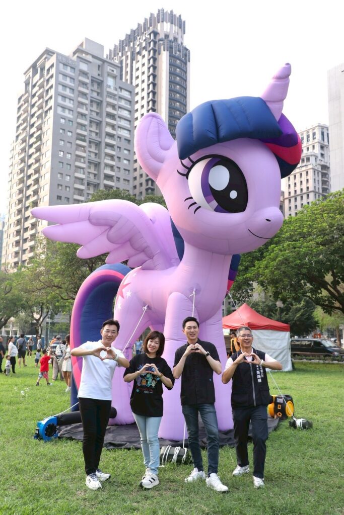 台中夏綠地親子音樂季派對 「彩虹小馬」跨界助陣萌翻全場 41 新聞局長欒治誼 立法院副院長江啟臣 立法委員廖偉翔及西屯區長鄭錫禧與彩虹小馬合影