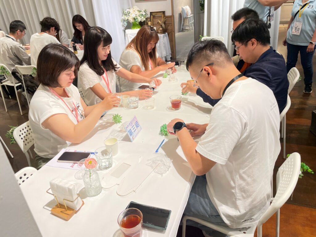 中市單身聯誼首場「幸福甜Meet」 民政局長親到場牽紅線促良緣 35 參加者一同體驗 高擬真仿真多肉植栽diy 製作獨一無二的療癒盆栽