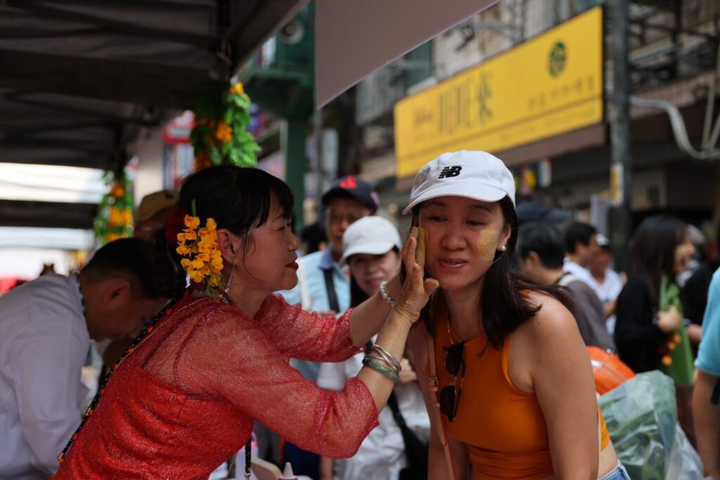 世界民藝俱樂部開發! 新北多元文化節中和登場 萬人浴佛共迎緬甸新年 23 「2026緬甸新年浴佛」體驗攤位,讓民眾感受滿滿的異國風情