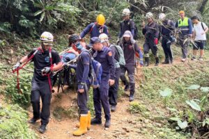 婦人三貂嶺步道迷途且腳踝重傷 瑞芳警 消聯手入山救援 16 MEITU 20260413 182207788