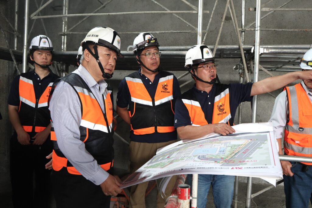 工務局長視察板橋第二運動中心 力拚今年底完工啟用 30 工務局長馮兆麟右二視察板橋第二運動中心工程進度,強調市府團隊正全力以赴,力拼今年底完工啟用