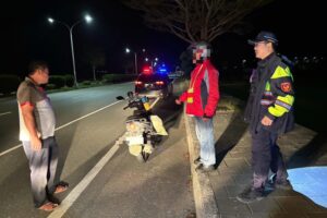 民眾機車故障臺9線 玉警即時伸援解困境 16 MEITU 20260414 101644488