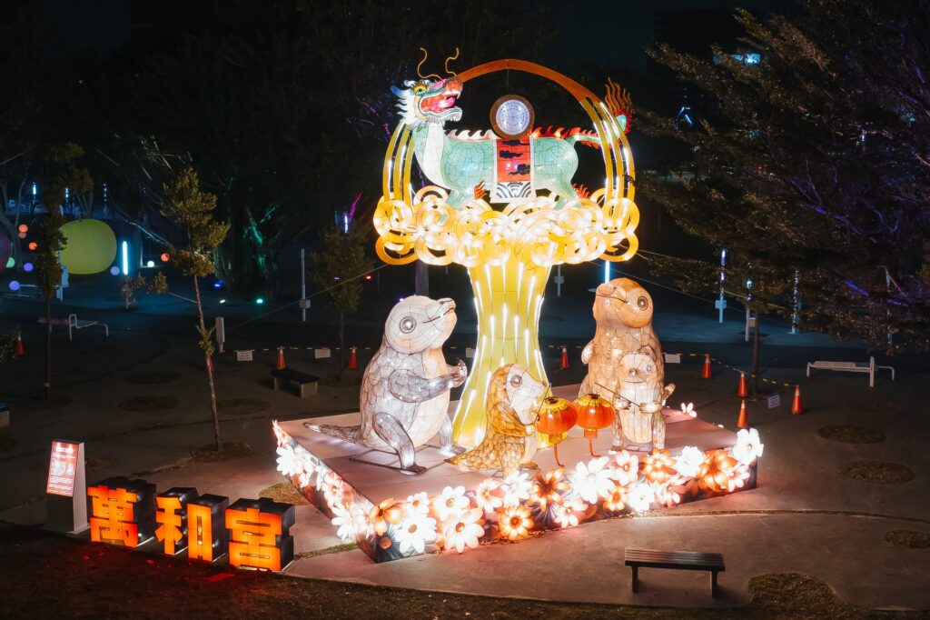 中台灣燈會民政局打造「幸福祈願村」 勇奪美國謬思設計及創意大獎2金3銀佳績 41 南屯萬和宮 龍馬呈祥慶元宵 燈組則以龍馬神獸傳遞祥瑞與和平寓意 展現傳統宮廟文化的典雅風華 榮獲 概念設計類 銀獎
