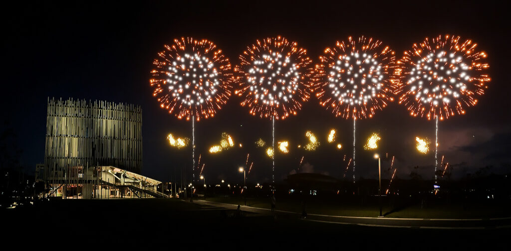 新美館週年慶「光有回聲」點亮三鶯! 煙火、無人機雙舞台 4/25浪漫登場 32 煙火以瀑布型與連發設計營造高潮段落,作為晚間演唱會後的壓軸亮點煙火模擬圖。