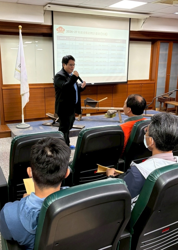 智慧製藥成趨勢 屏東榮服處強化榮民職涯競爭力 28 圖說2:國軍退除役官兵及眷屬現場聆聽莊松榮製藥廠里港分廠職缺需求、福利等。