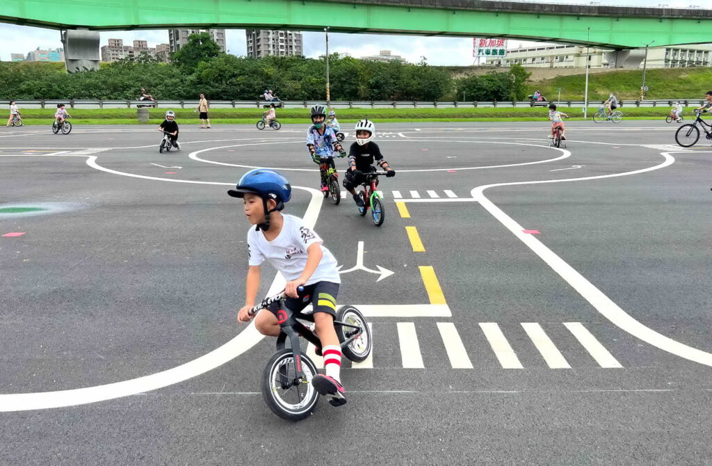 新北高灘處打造樹林山佳單車驛站及毛孩寵物公園 24 孩童可於多功能練習場模擬真實道路情境