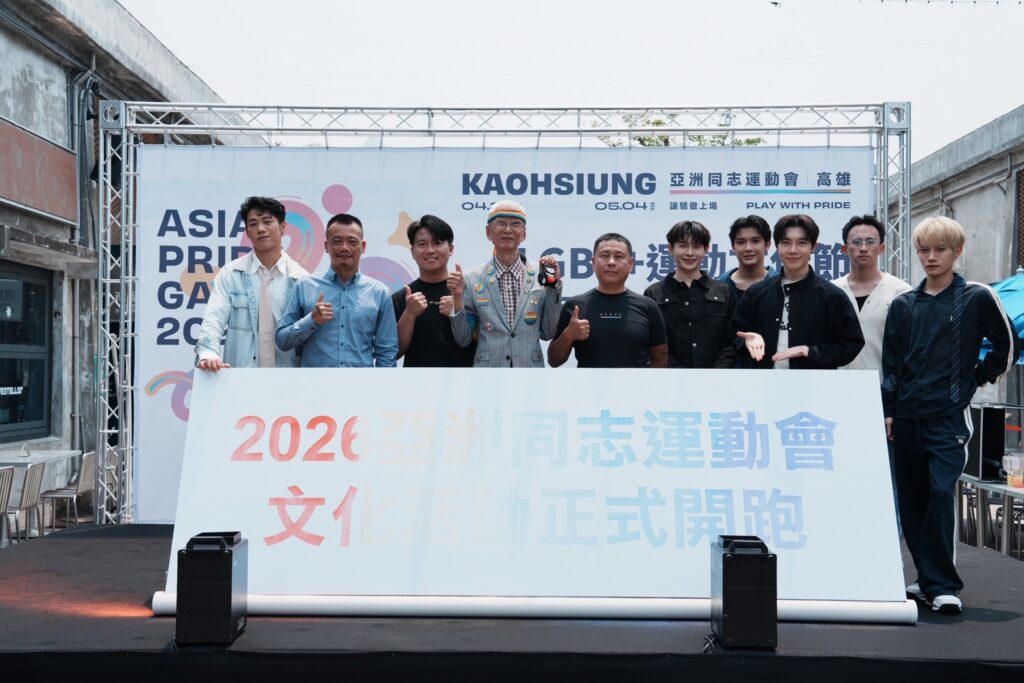 多元文化閃耀國際 2026高雄亞洲同志運動會暨 LGBT+運動文化節正式登場 12 (左起)時尚男神范成章、同運會理事長賴文偉、黑潮視崛主理人 Vic、亞洲同志運動聯盟主席祁家威 、高雄亞同運執行長楊智群、男團VERA一起進行大合照