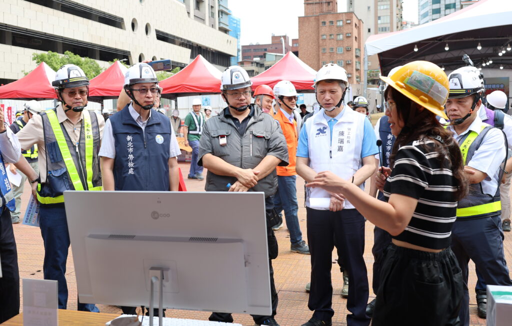 工人作家林立青力挺 新北市風扇衣補助2.0今年加碼至300萬 預估150家、800名工作者受惠 4 現場設置各式降溫設備廠商攤位,陳瑞嘉、林立青與企業代表逐攤瞭解最新的發展趨勢。