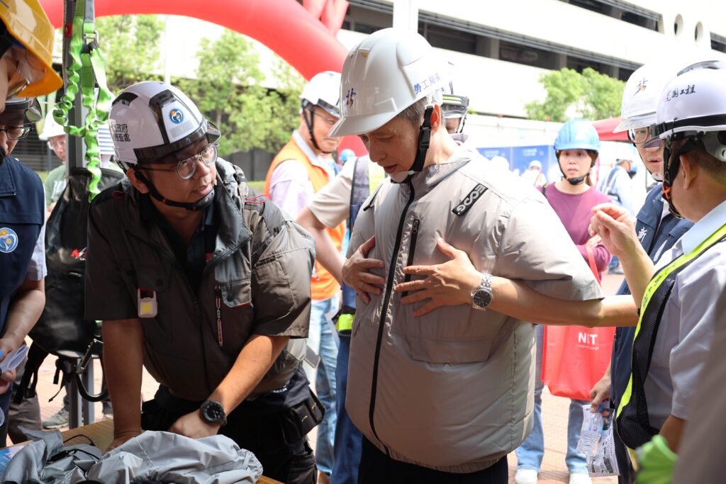 工人作家林立青力挺 新北市風扇衣補助2.0今年加碼至300萬 預估150家、800名工作者受惠 6 勞工局長陳瑞嘉現場試穿風扇衣感受降溫效果。