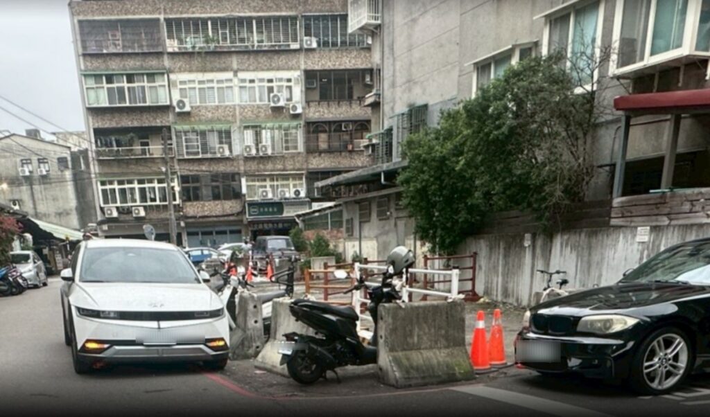 「新北美樂地2.0」再添亮點 板橋光正街活化土地 打造停車新空間 46 板橋區光正街透過「新北美樂地2.0」活化,原本閒置雜亂空地,打造成為貼近民生需求的停車空間,提升交通秩序與生活品質。圖為改善前 1