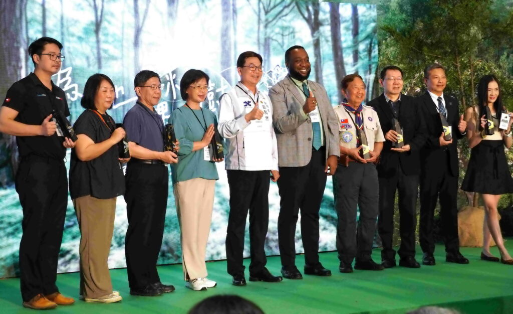 北台種百萬棵樹達標 侯友宜:讓植樹行動遍布全國 30 記者會現場頒發由回收大理石粉末製作的環保感謝獎座,表揚59家積極參與植樹行動之企業、團體及學校