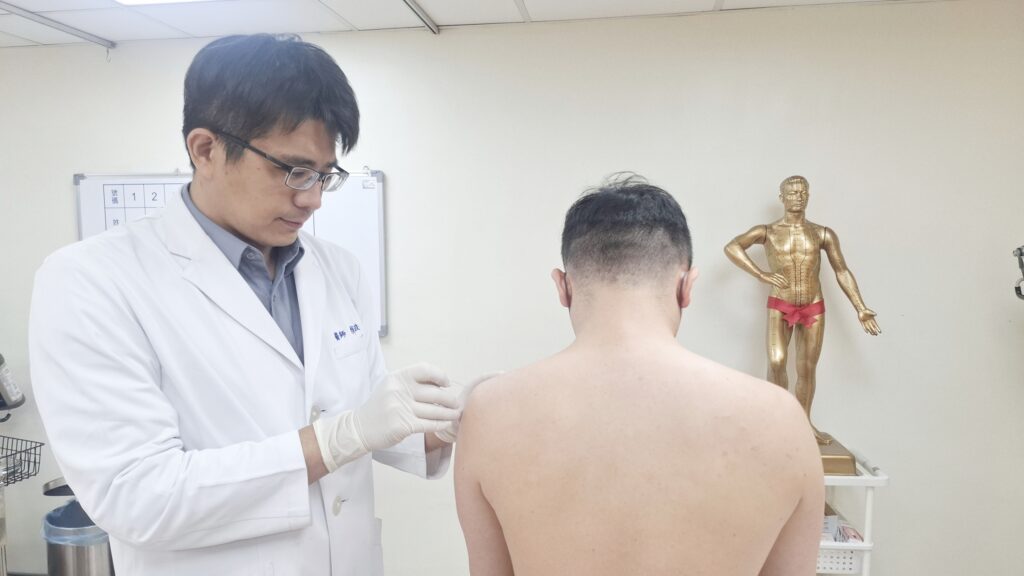 肩痛如「被封印」 中醫「小針刀」助重拾靈活 16 賴博政醫師說明目前小針刀廣泛應用於腱鞘炎、滑囊炎、退化性關節炎,以及各類頑固性