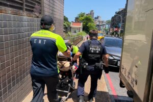 老嫗路倒警即時援助 暖心護送平安返家 34 MEITU 20260421 160342087