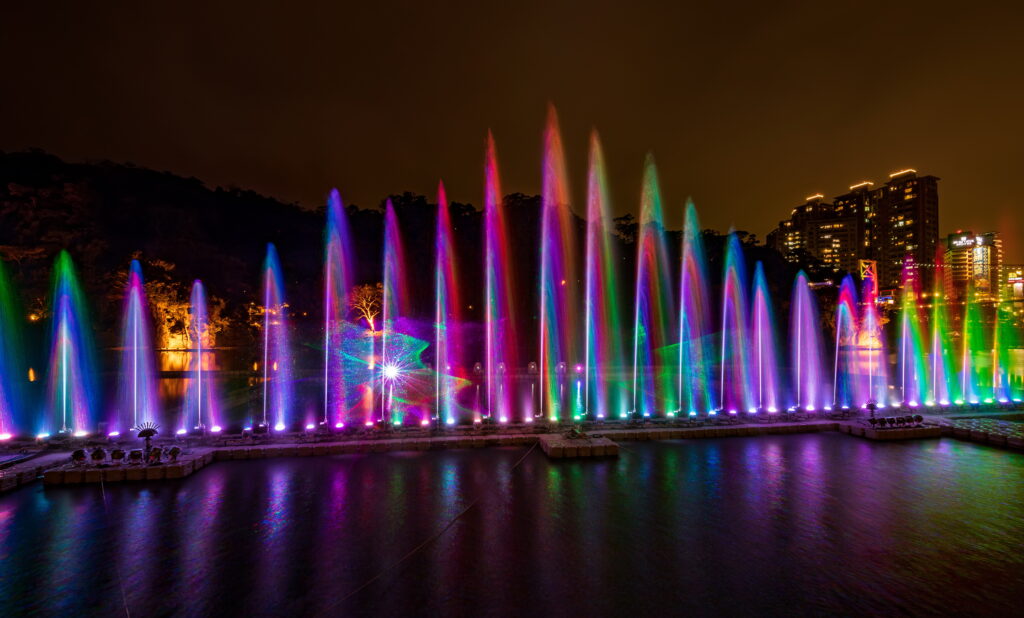 新店碧潭水舞舞力全High結合光影打造視聽新體驗 26 光影與水律的絕美對話!今年碧潭水舞以全新設計震撼視覺,用曼妙的舞姿點亮水岸夜色