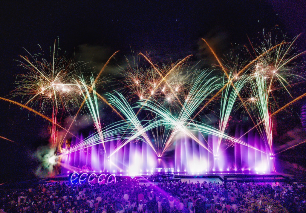 新店碧潭水舞舞力全High結合光影打造視聽新體驗 25 今年水舞閉幕特別安排300秒長效煙火秀,邀請大家一同在絢爛花火下,為今年的水舞季留