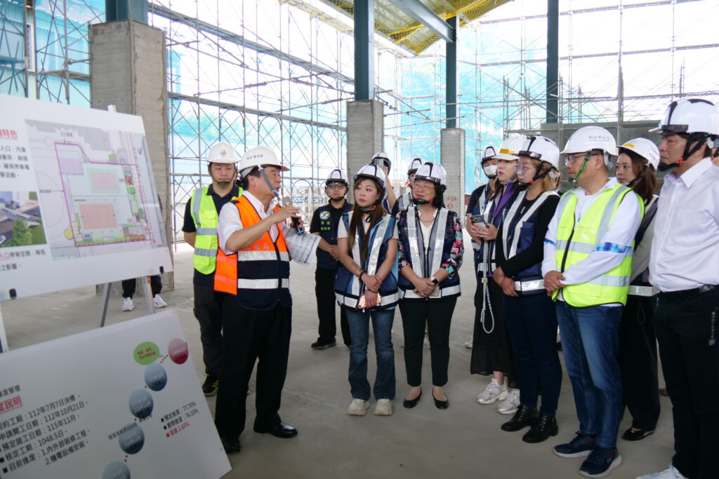 板橋信義國小地下停車場拚11月完工 侯友宜:改善停車兼顧通學安全 20 交通局長鍾鳴時強調持續嚴格把關施工品質