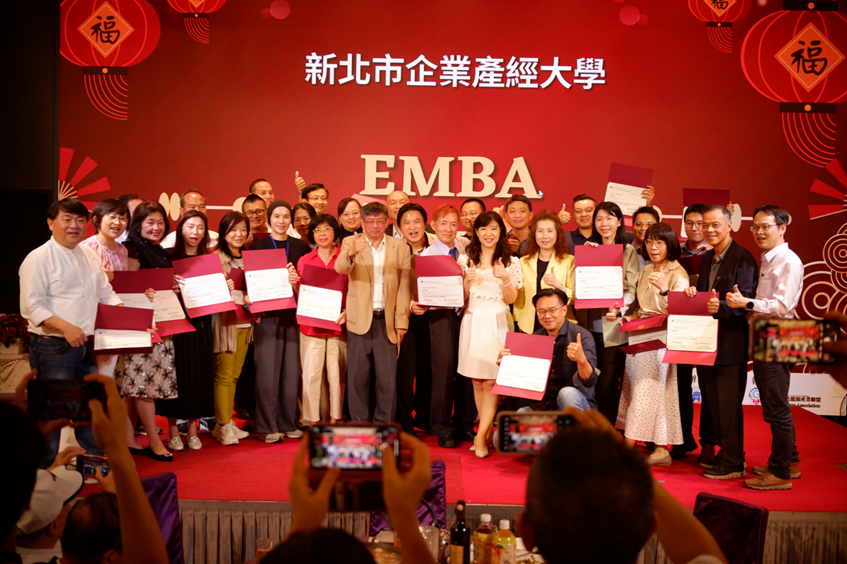 王雪紅、劉揚偉親自授課! 新北產經大學開課 聚焦AI與淨零 18 「新北市企業產經大學」開放報名,誠摯歡迎新北企業踴躍報名參與。圖為114年結業照片
