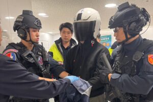持假槍 假手榴彈挾持保全搶銀行 大安警優勢警力速抵現場 成功壓制逮捕 39 一 87