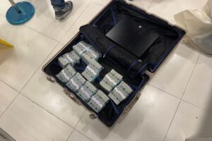 持假槍 假手榴彈挾持保全搶銀行 大安警優勢警力速抵現場 成功壓制逮捕 40 二 33