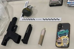 持假槍 假手榴彈挾持保全搶銀行 大安警優勢警力速抵現場 成功壓制逮捕 41 三 24