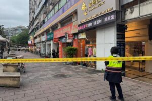 持假槍 假手榴彈挾持保全搶銀行 大安警優勢警力速抵現場 成功壓制逮捕 42 四 14